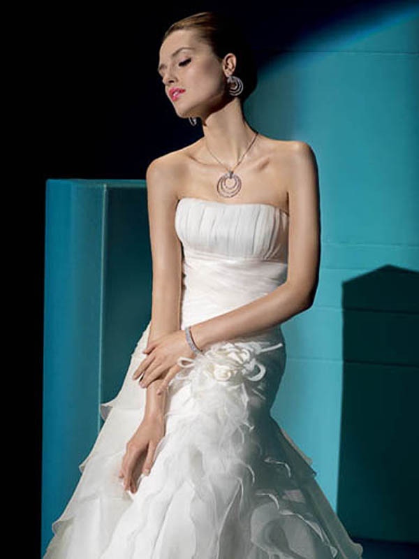 Multi-Tiered Organza A-Line Nuptial Gown of Corset Closure