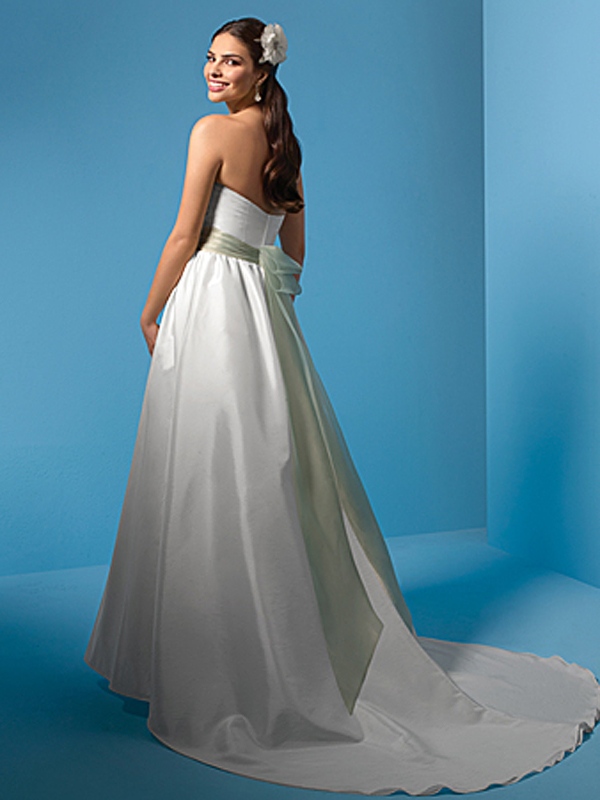 Attractive Strapless Multi-Tiered Organza Gown for Wedding