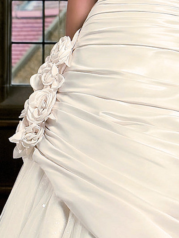 ジュエルボディスとシャーリングディテールの見事なタフタ結婚式ドレス