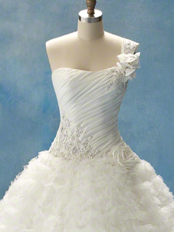 ワンショルダーのバラの重いティアードチュールペチコートの花嫁衣装