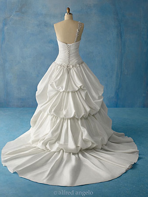 Fairytale Princess Silhouette Taffeta Gown of One-Shoulder Ruched Design