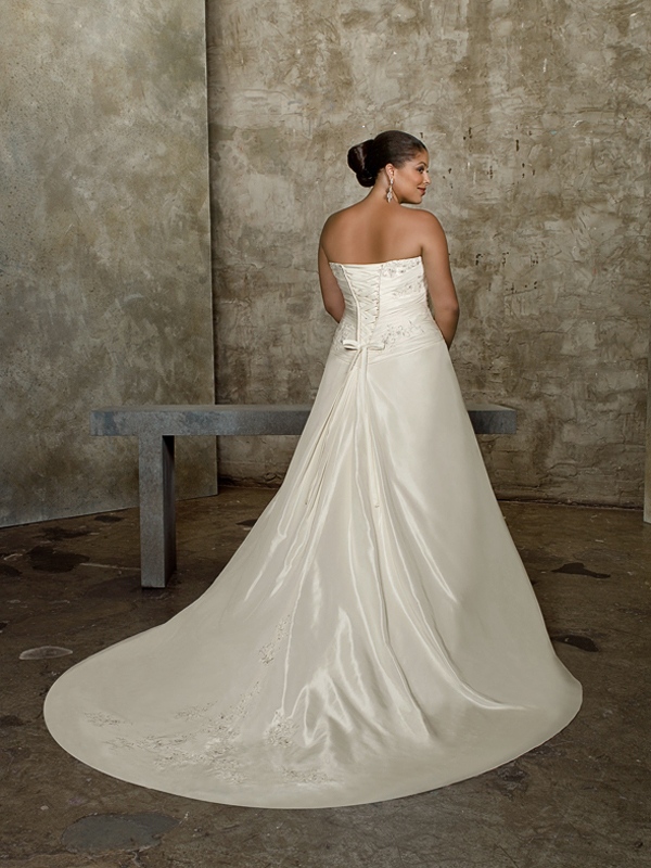 Plus Size A-Line com Strapless frisada e bordado vestido de noiva decote