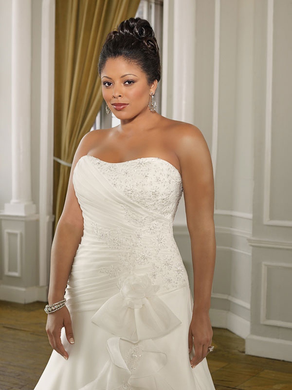 Plus-Size avec Silhouette A-Line en robe de mariée train chapelle