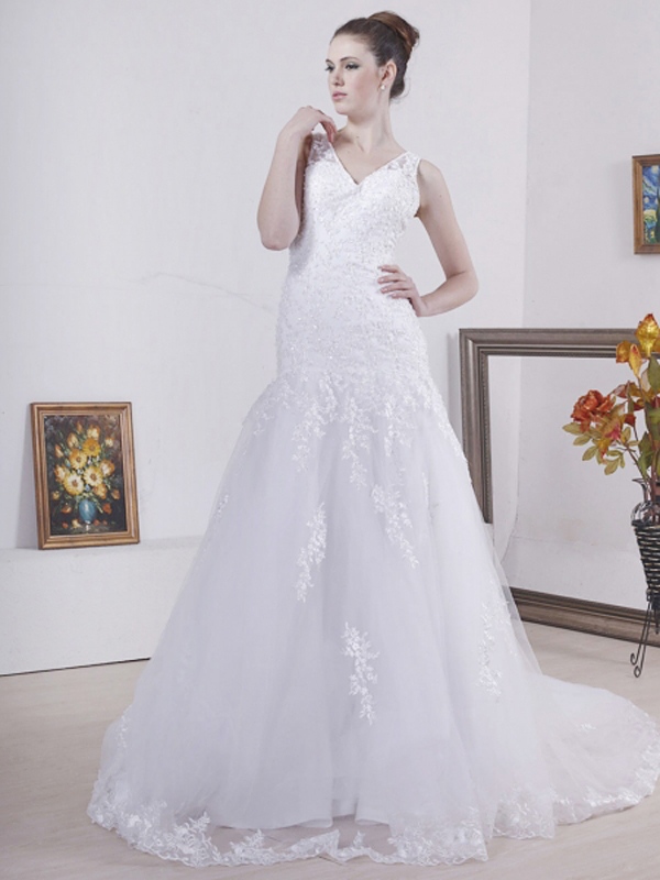 ディープV -ネックラインのためのグラマラスサテン結婚式ドレス