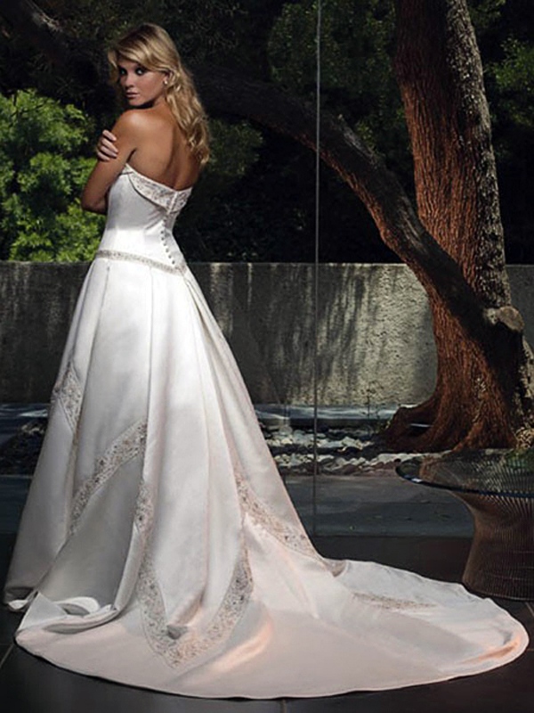 装飾的な刺繍の豪華なプリンセスサテン結婚式ドレス