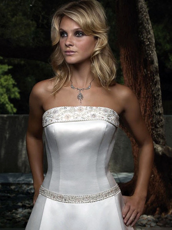 装飾的な刺繍の豪華なプリンセスサテン結婚式ドレス