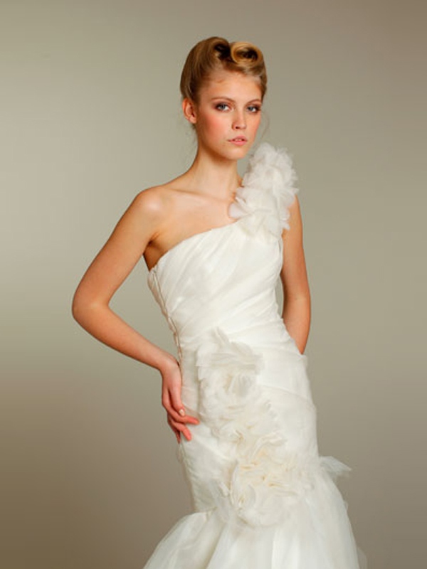 白いオーガンザのサテンの花嫁衣装のドレス