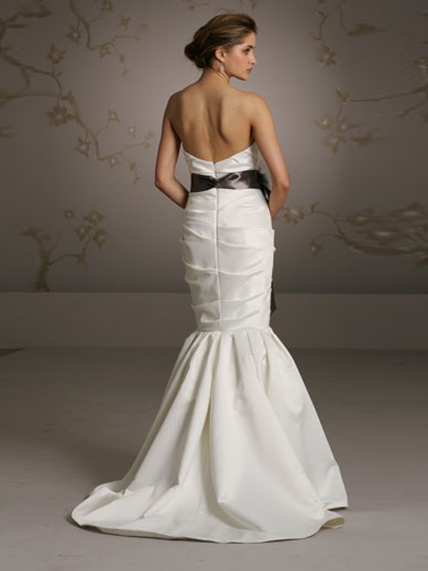 スイープトレインの白のサテンストラップレスの花嫁衣装