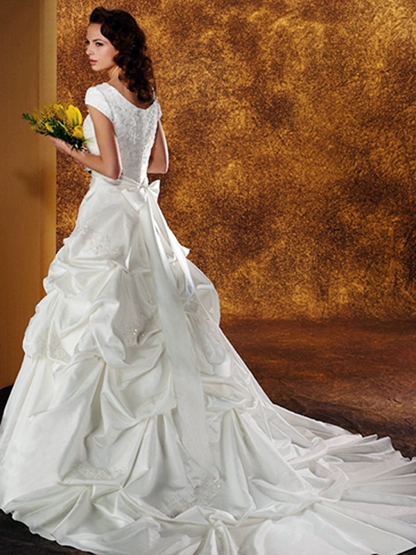 Sorprendente White Satin A-Line Wedding Dress Jewel Capped