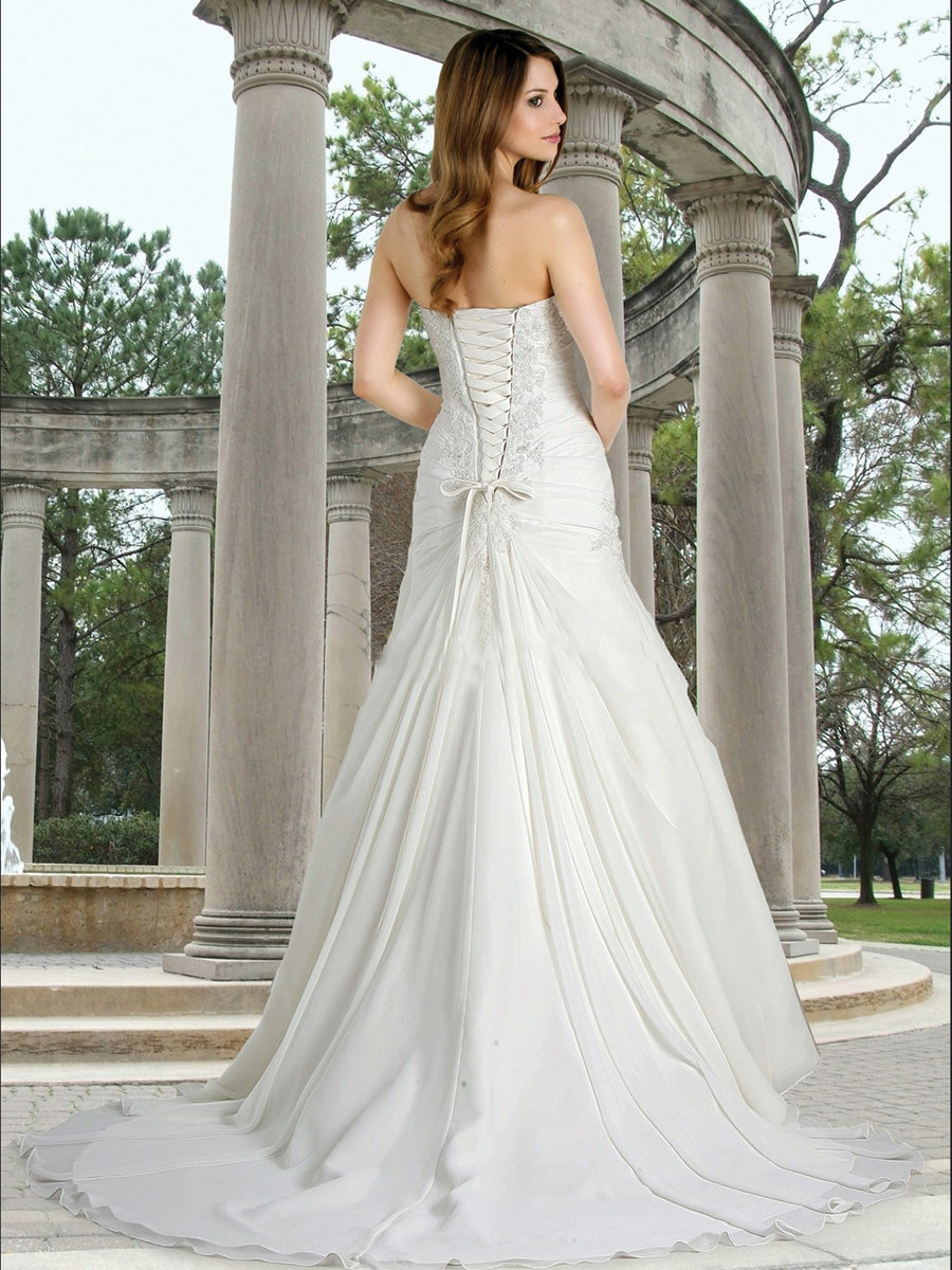 Chiffon A-Line Gown with A Sweetheart Strapless Neckline and Rouched Bodice Wedding Dress