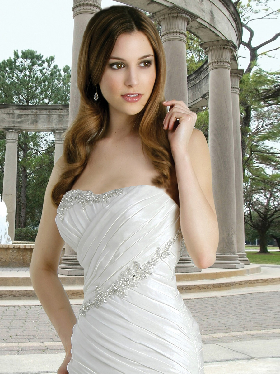 Satin A-Line Brautkleid mit einem trägerlosen Ausschnitt und Plissee Bust Brautkleider