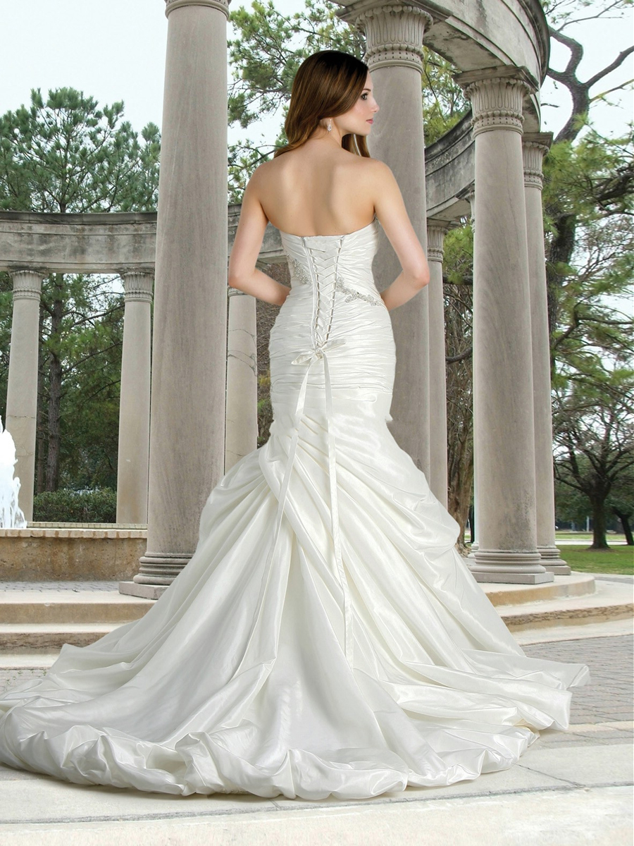 Satin A-Line Brautkleid mit einem trägerlosen Ausschnitt und Plissee Bust Brautkleider