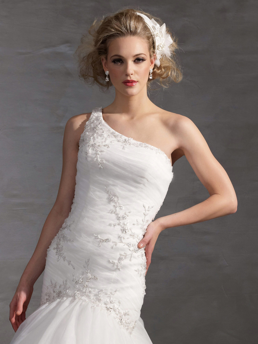 A Traditional Strapless Sweetheart Organza Ball Gown with A Dropped Waist