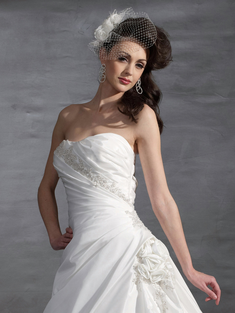 A-Line Strapless Scoop Neck with A Natural Waist Gown Wedding Dresses