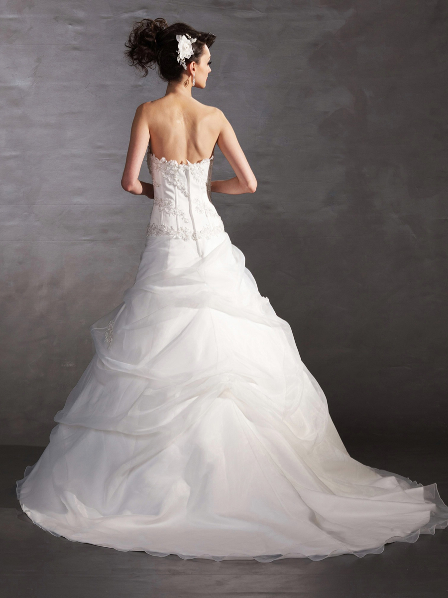 Strapless Sweetheart Neckline Dress Has A Form-Fitting Bodice with A Dropped Waist Wedding Dresses