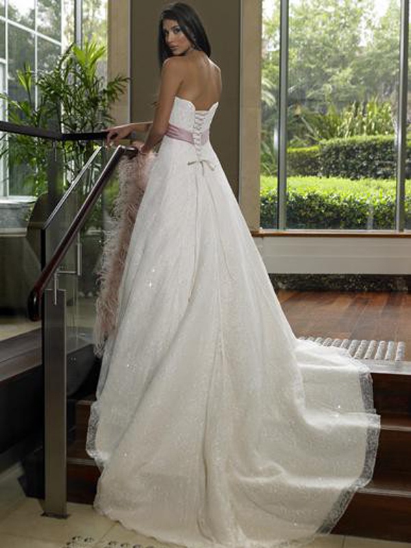 Spitze-weißes trägerloses Kapelleen-Längen-Kleid für bevorstehende Hochzeit