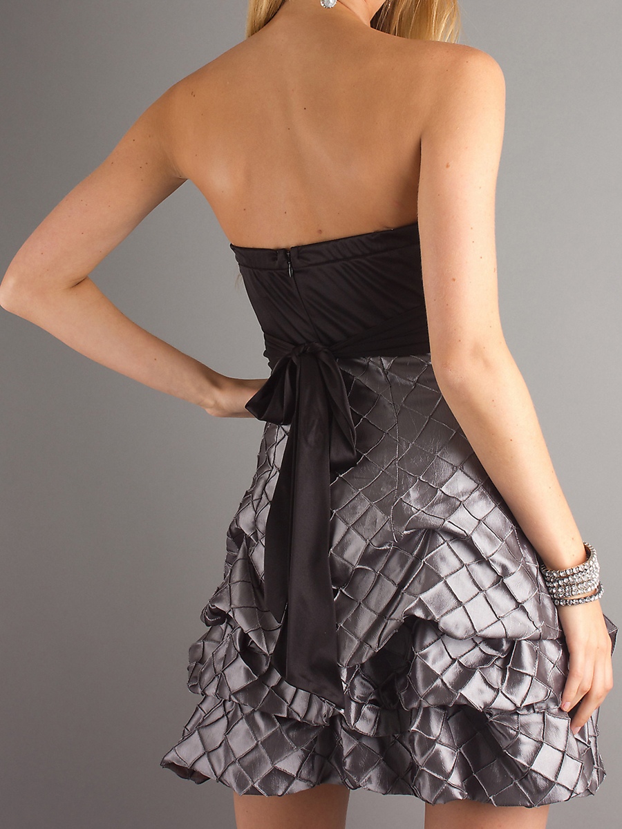 ブラックシルバータフタのAラインストラップレスネックノースリーブショートカミングドレス