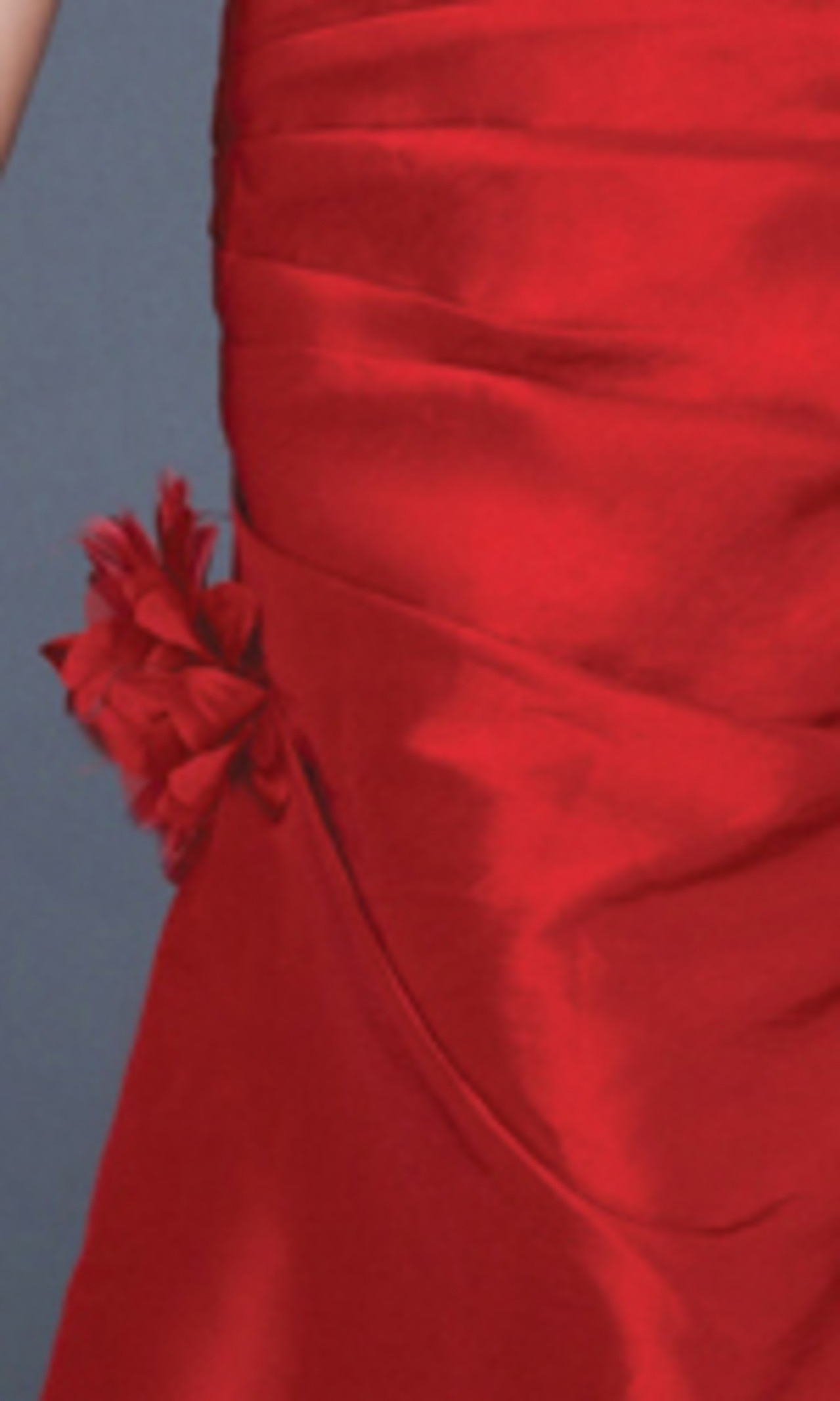 Querida Red Pavimento Length Vestido de cetim elástico flor na saia lateral para Venda