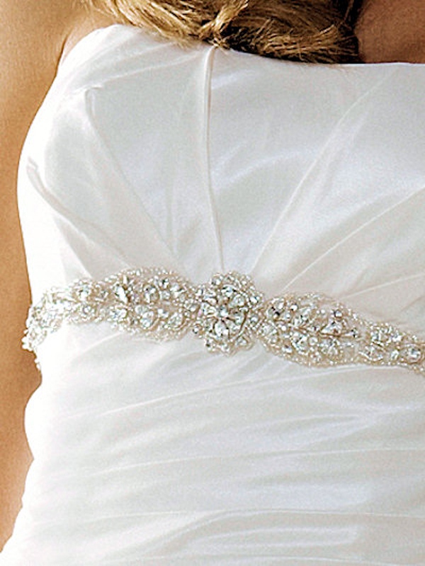 A cabendo - alinhe o vestido do tafetá para um casamento de 2011 quedas