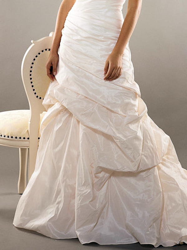 A cabendo - alinhe o vestido do tafetá para um casamento de 2011 quedas