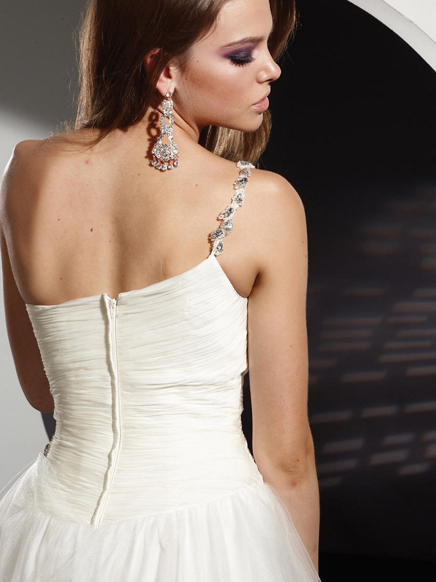Un hombro adornado Diamantes Princesa Blanca longitud de la rodilla piso vestido de Celebrity