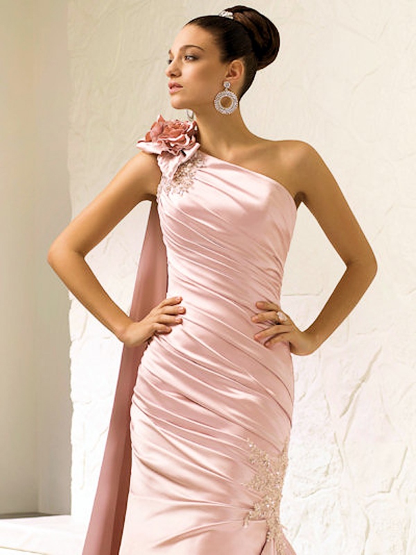 Vestido elaborado do cetim cor-de-rosa da bainha com o Rosette destacável no ombro lateral