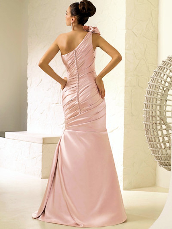 Rosafarbener Hüllen-Satin-durchdachtes Kleid mit abnehmbarer Rosette an der seitlichen Schulter