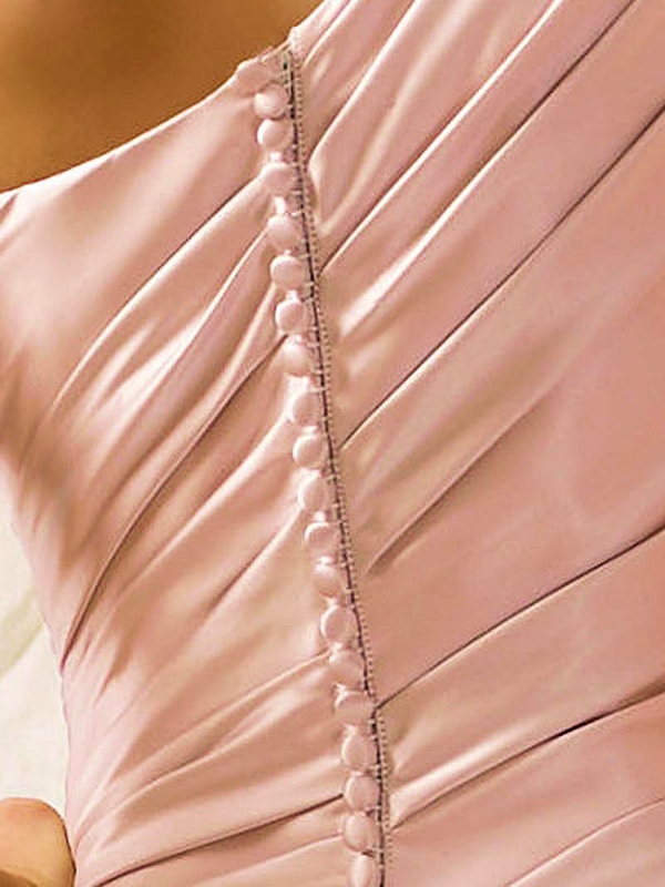 側面の肩の取り外し可能なロゼットが付いているピンクの外装のサテンの精巧な服
