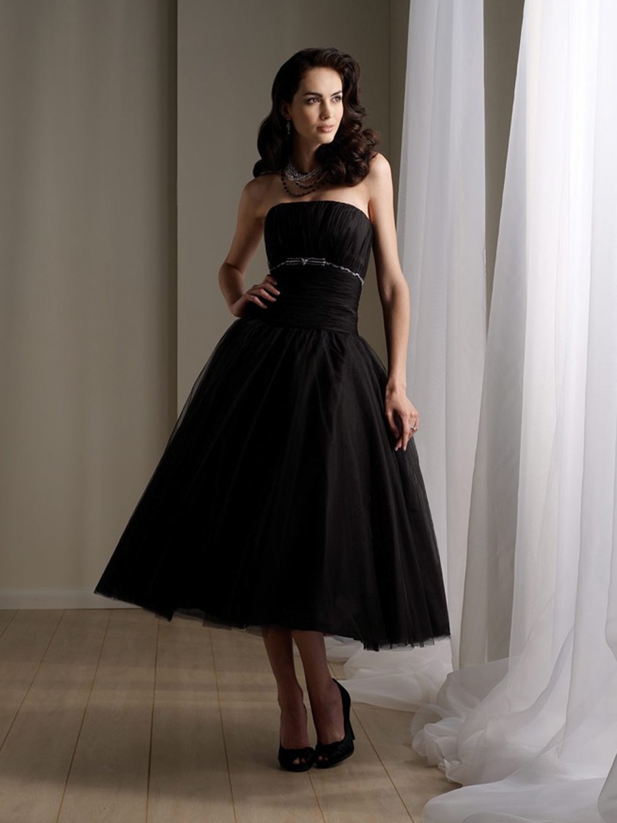 ルーシャボディスと特別なサテンAラインストラップレスのウェディングドレス