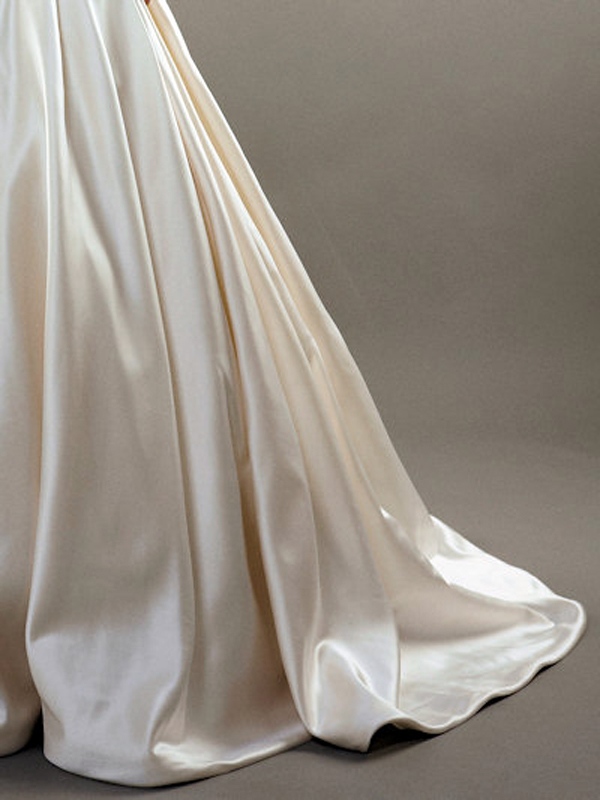 現代様式の膚触りがよ柔らかいストラップレスの人魚のサテンの婚礼衣裳
