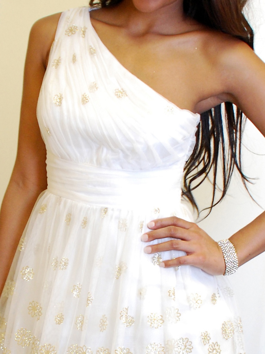 Blanco bordado asimétrico de organza con un solo hombro escote una línea de vestidos de novia de los huéspedes