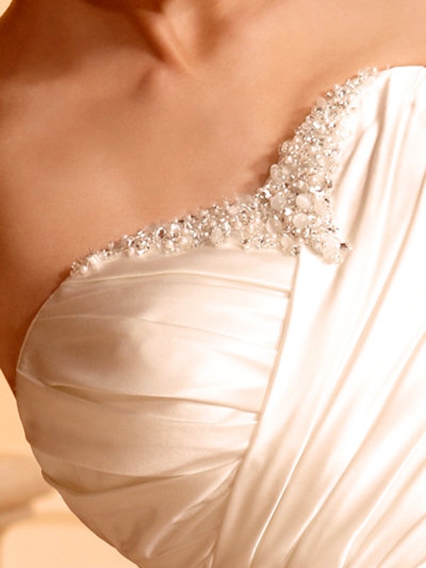 Klassisches Brautkleid des weichen Satin-und Schatz-Ausschnitts