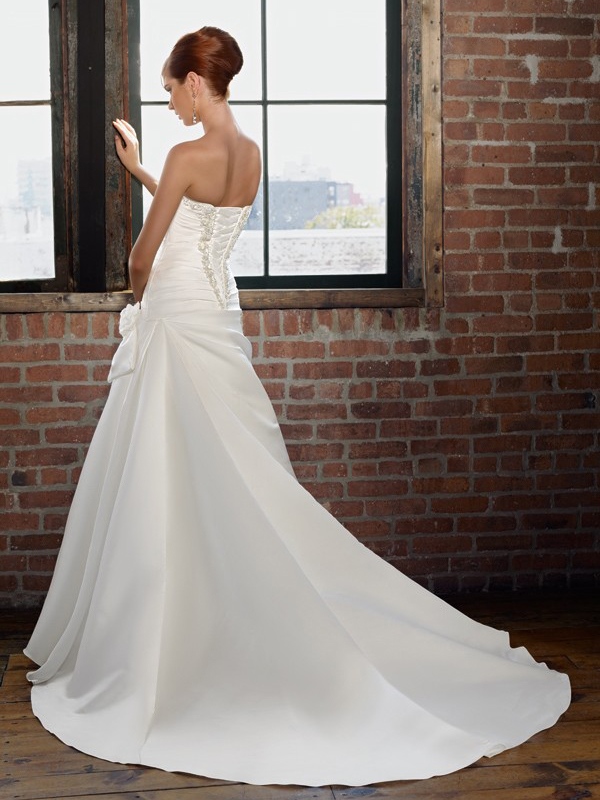 Fashionable Satin A-Line Strapless Sweetheart Wedding Dress
