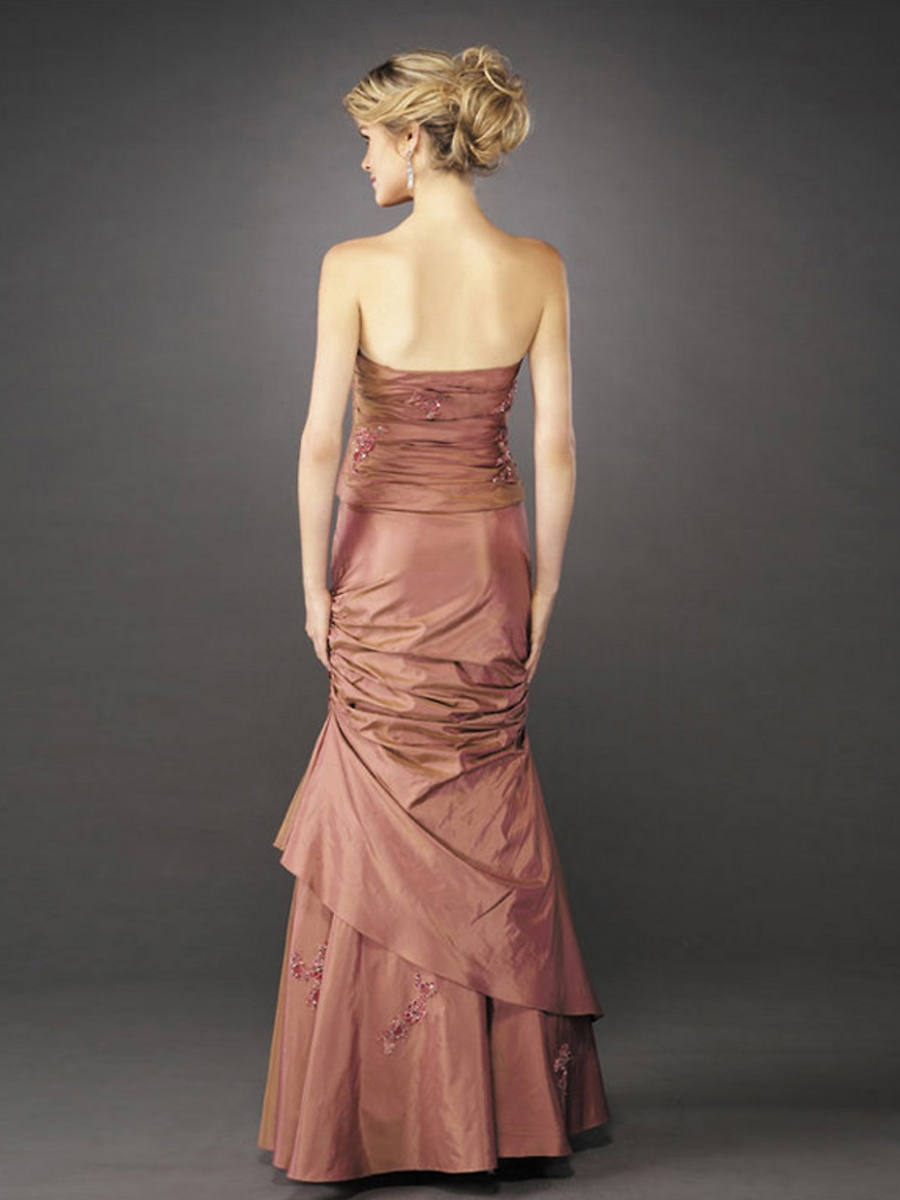 優雅なトランペットスタイルストラップレスネックライン全身裾はセレブドレスの刺繍