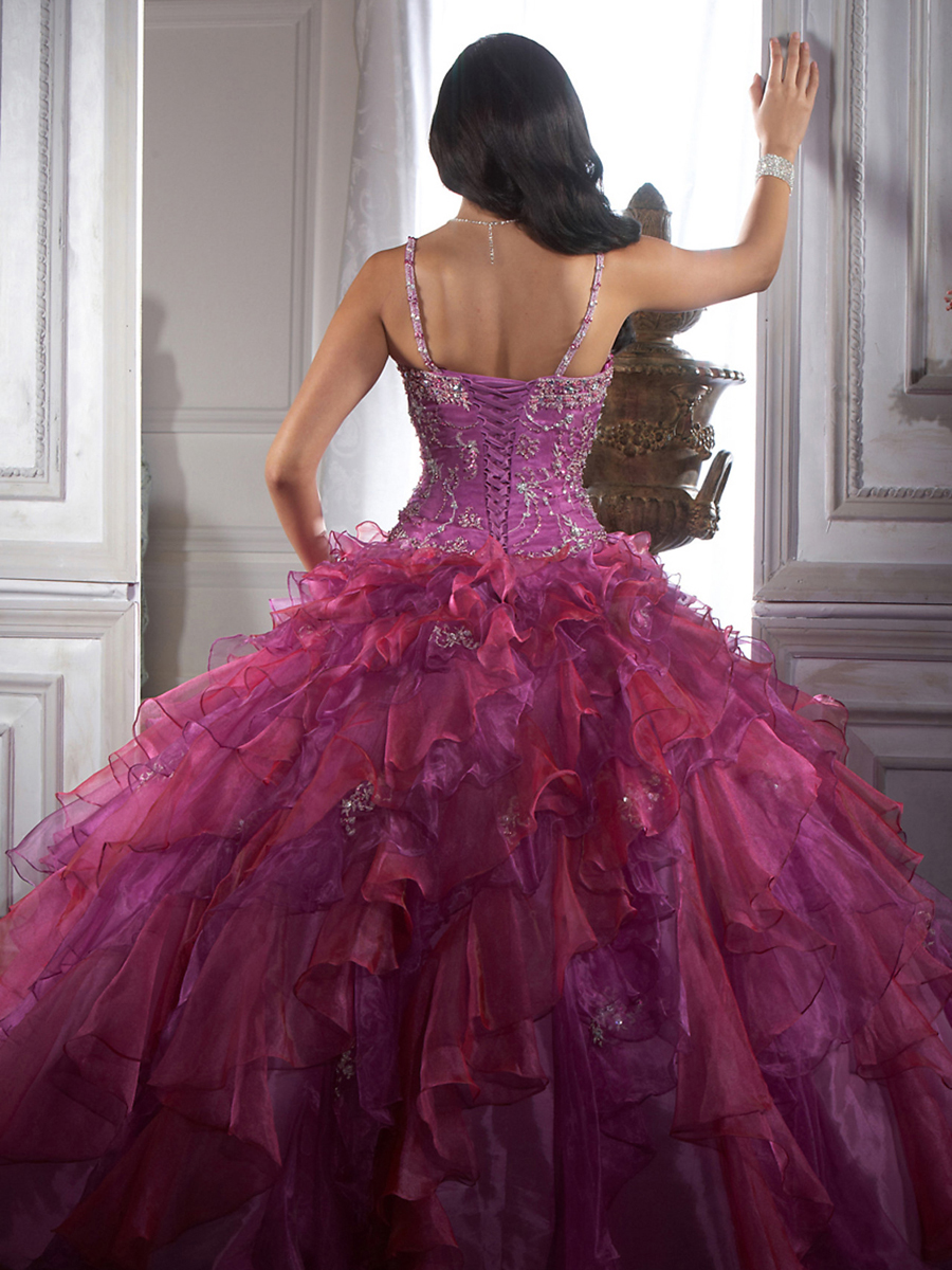 Luxuosos Ball Gown Correias macarronismo Rhinestone acentuados Vestidos Ruffled Quinceanera