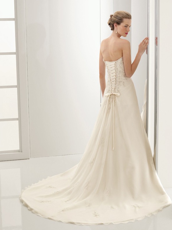 Top-Seller Ivory Chiffon Sweetheart A-Line Gown of Embroidery All Around