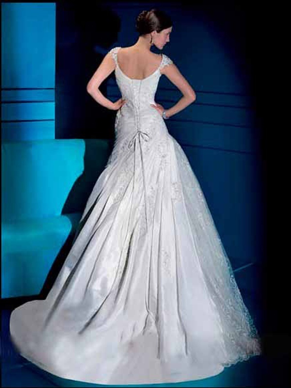 Satin et Tulle romantique A-Line Wedding Dress V-Neck