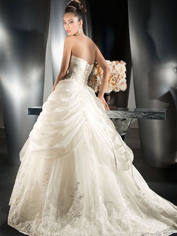 Ball Gown with Sweetheart and Strapless Neckline Wedding Dress