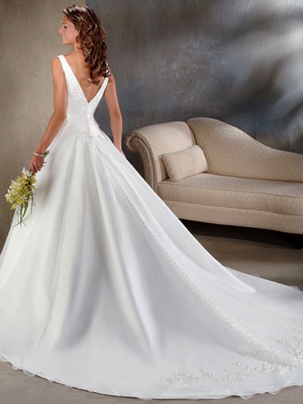 ノースリーブデザインの白いオーガンザVネックプリンセスドレス
