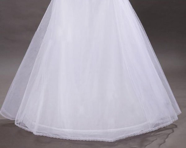 ピュアホワイトのAラインのウェディングドレスのペチコート