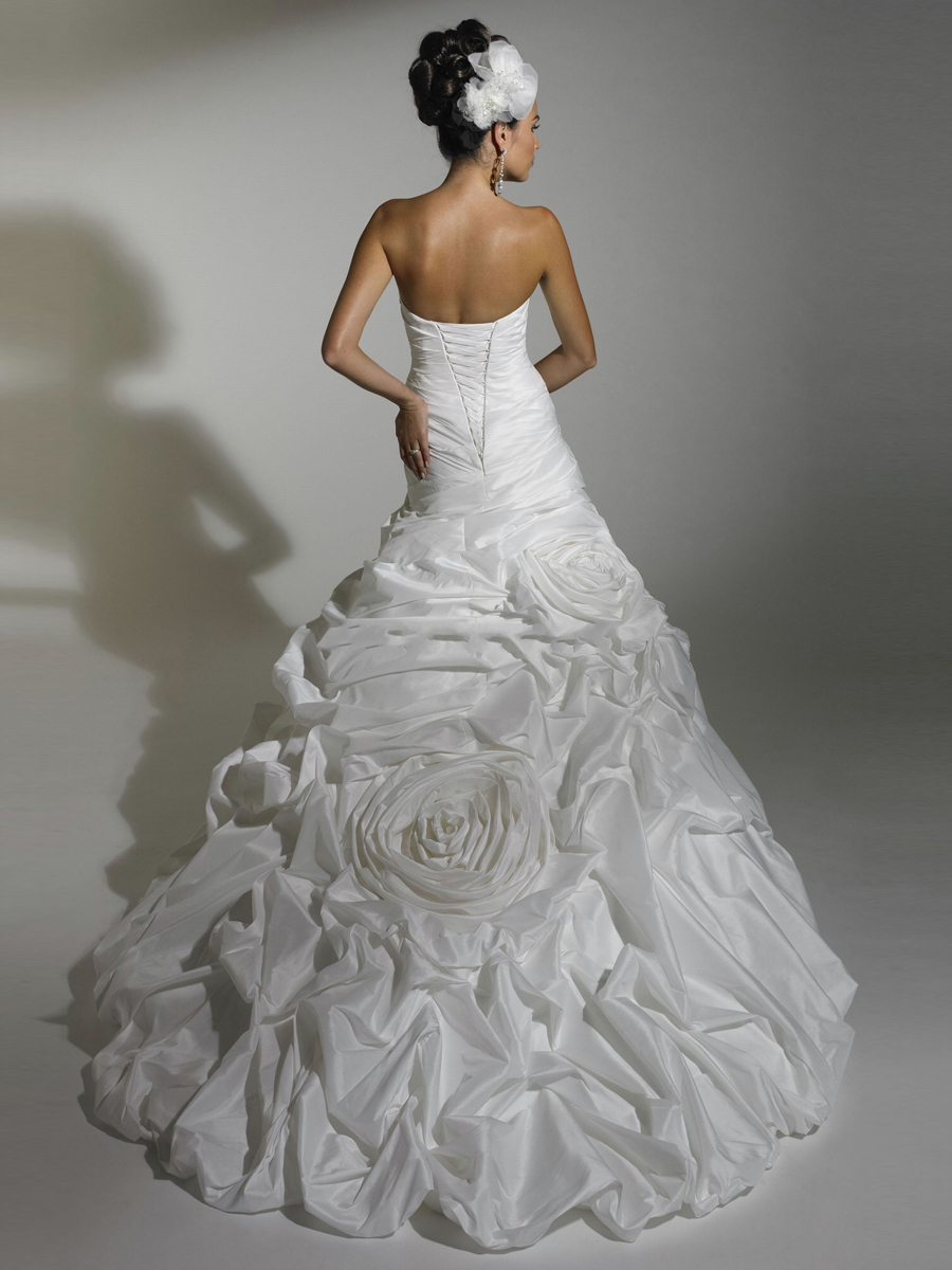 ホワイトの素敵なティアードプリーツストラップレスのウェディングドレス