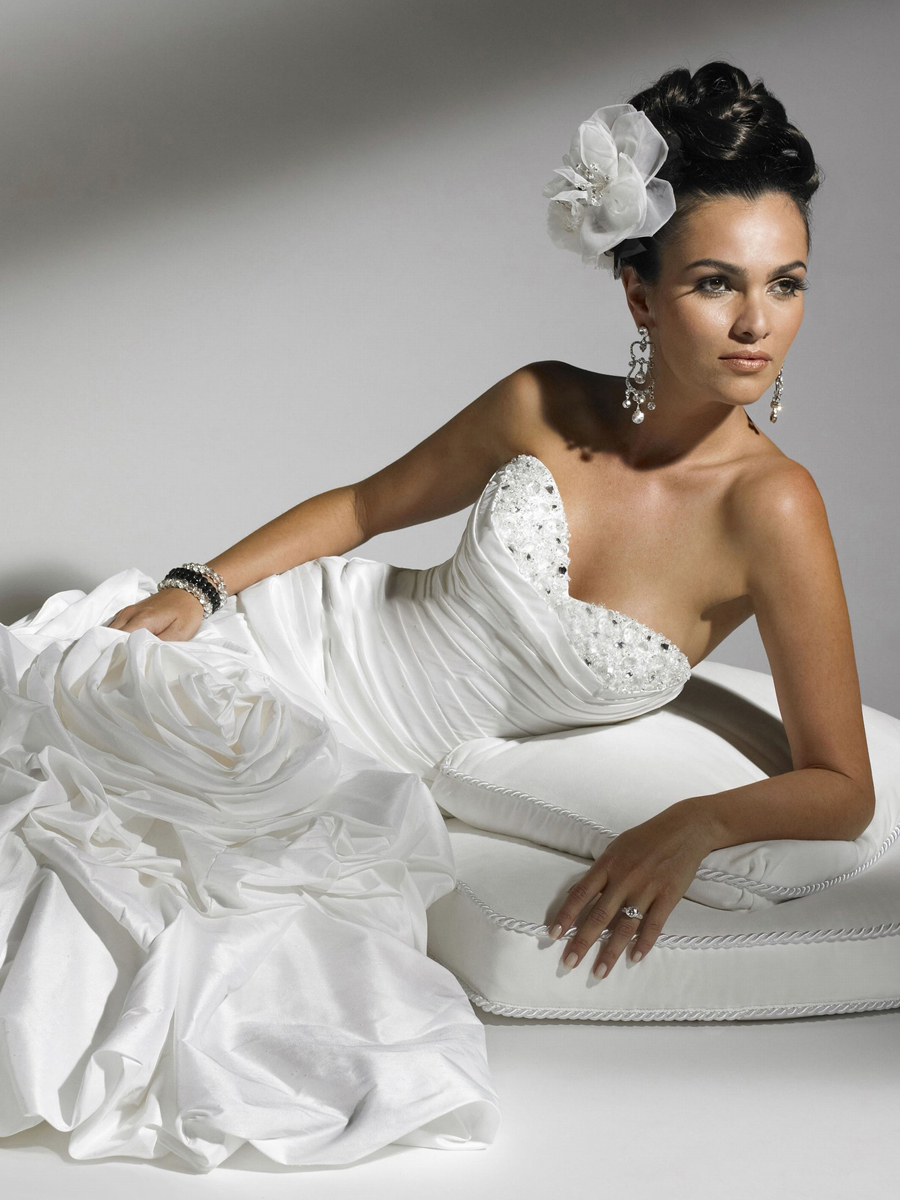 ホワイトの素敵なティアードプリーツストラップレスのウェディングドレス