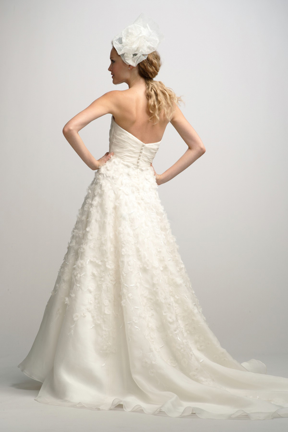 Glamorous Andar de comprimento da saia floral Strapless Chiffon vestido de casamento de uma linha com Cauda