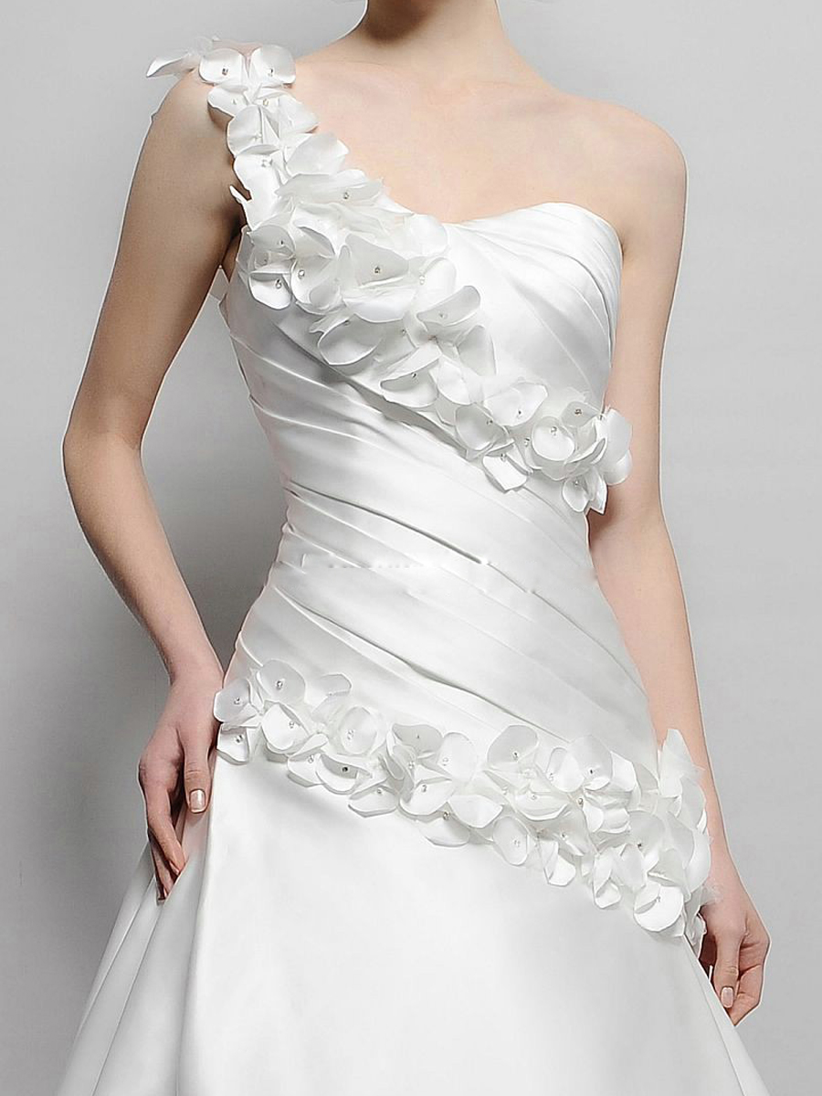 美しい上手に作られている花のワンショルダーフリルキャミソールスイープトレインのサテンラインのウェディングドレス