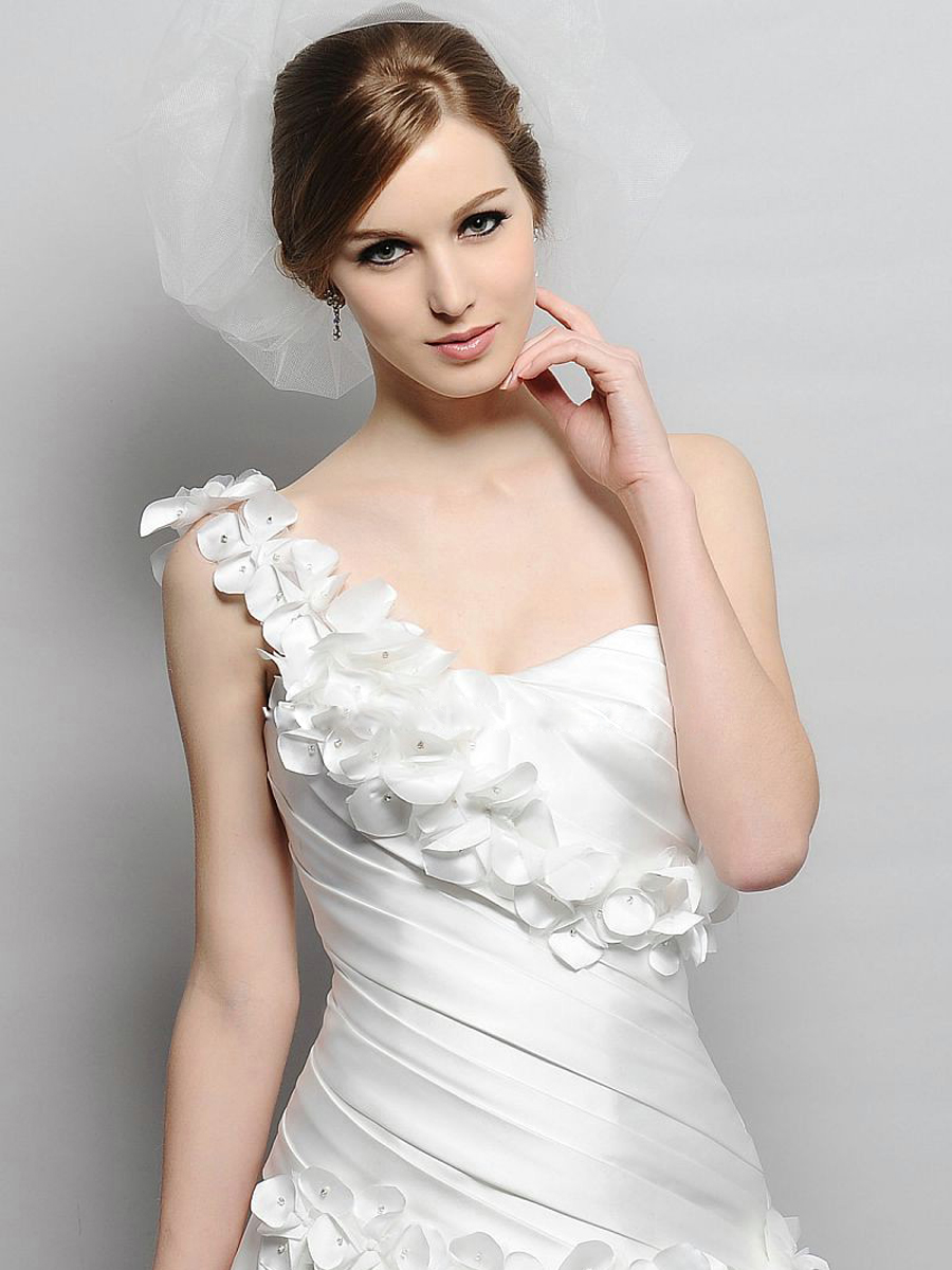 Hermoso y bien hecho Floral De un solo hombro de barrido tren raso con volantes blusa una línea de vestido de novia