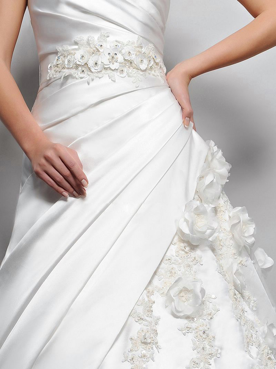 花Beadingsとラインストーン付き落下結婚式のための豪華な味2012 Aラインのウェディングドレス