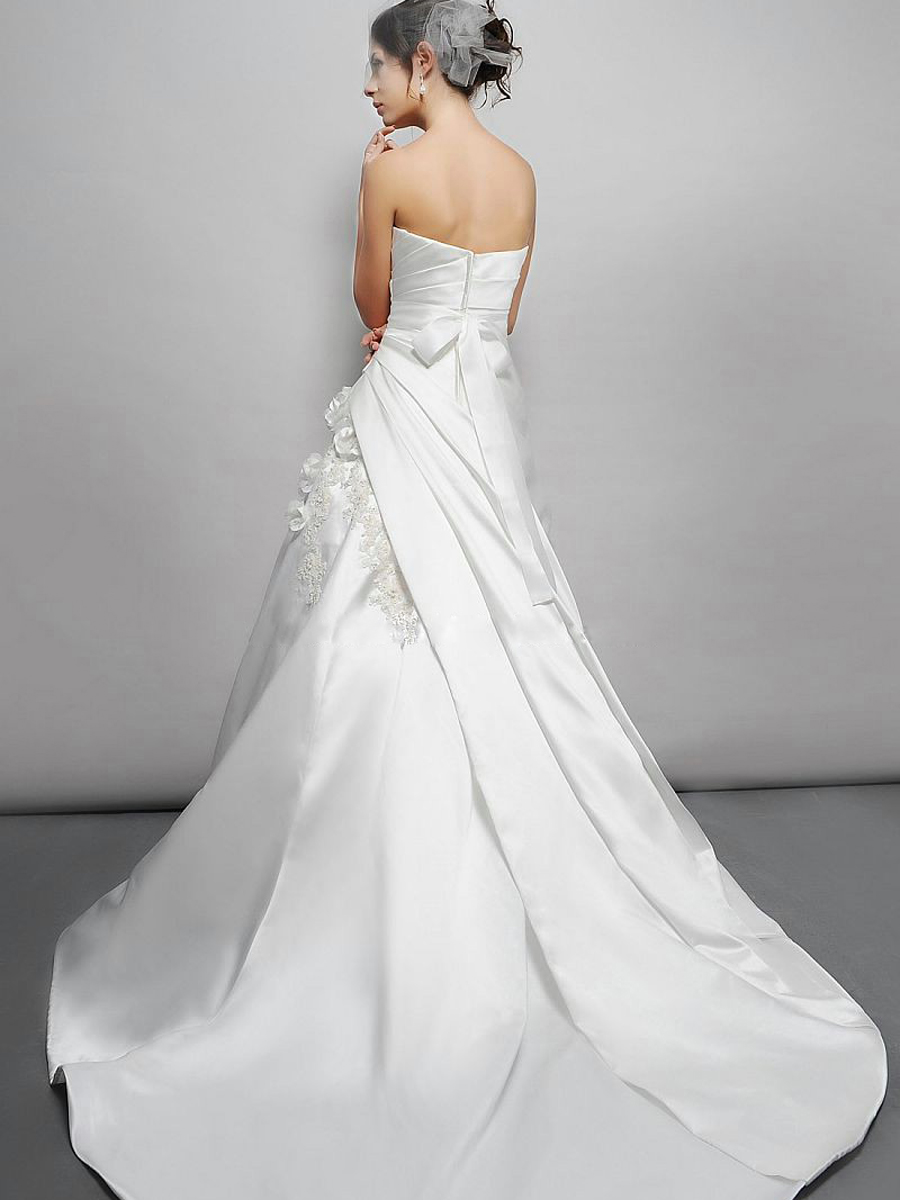 Fancy Gusto 2012 una linea di abiti da sposa per il matrimonio di caduta con Liste floreali e strass