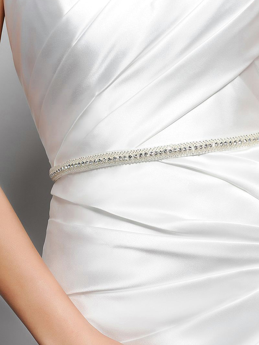 Chic et moderne balayage train robe de mariée A-ligne avec des volants corsage et jupe de strass