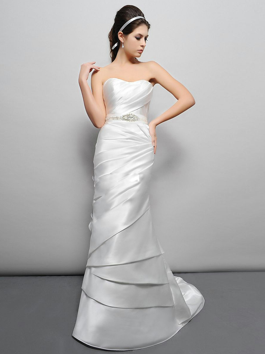 Chic et moderne balayage train robe de mariée A-ligne avec des volants corsage et jupe de strass