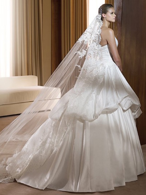 Chic V-Neck Strapless Taffeta A-Line Wedding Dress